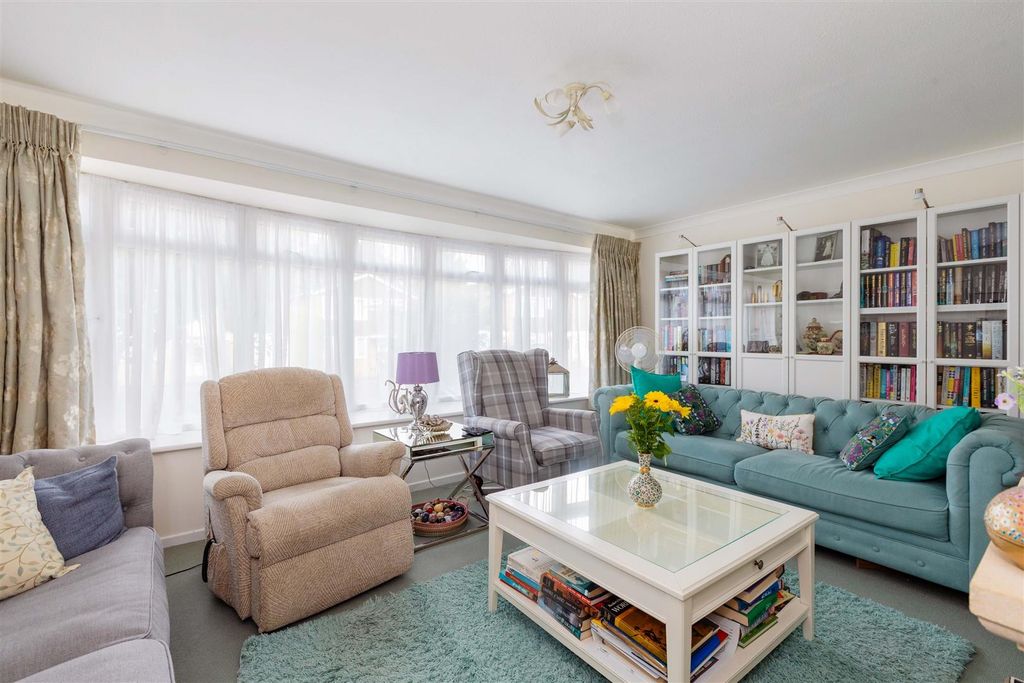 Property photo 2 of 20 23 St Peters Close-8.Jpg