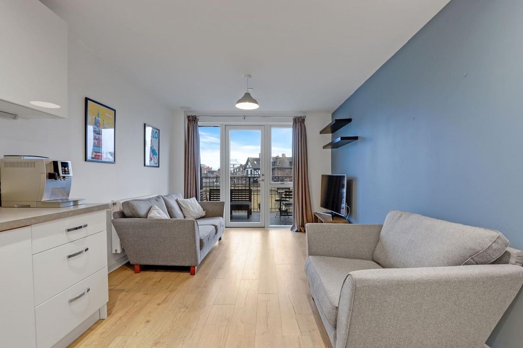 Property photo 2 of 12 02-Ffb2Jhpropworld - 15 Grosnevor Court - 4-Medium