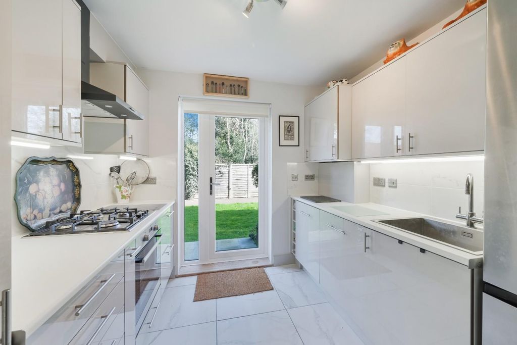 Property photo 3 of 14 Heathside Court