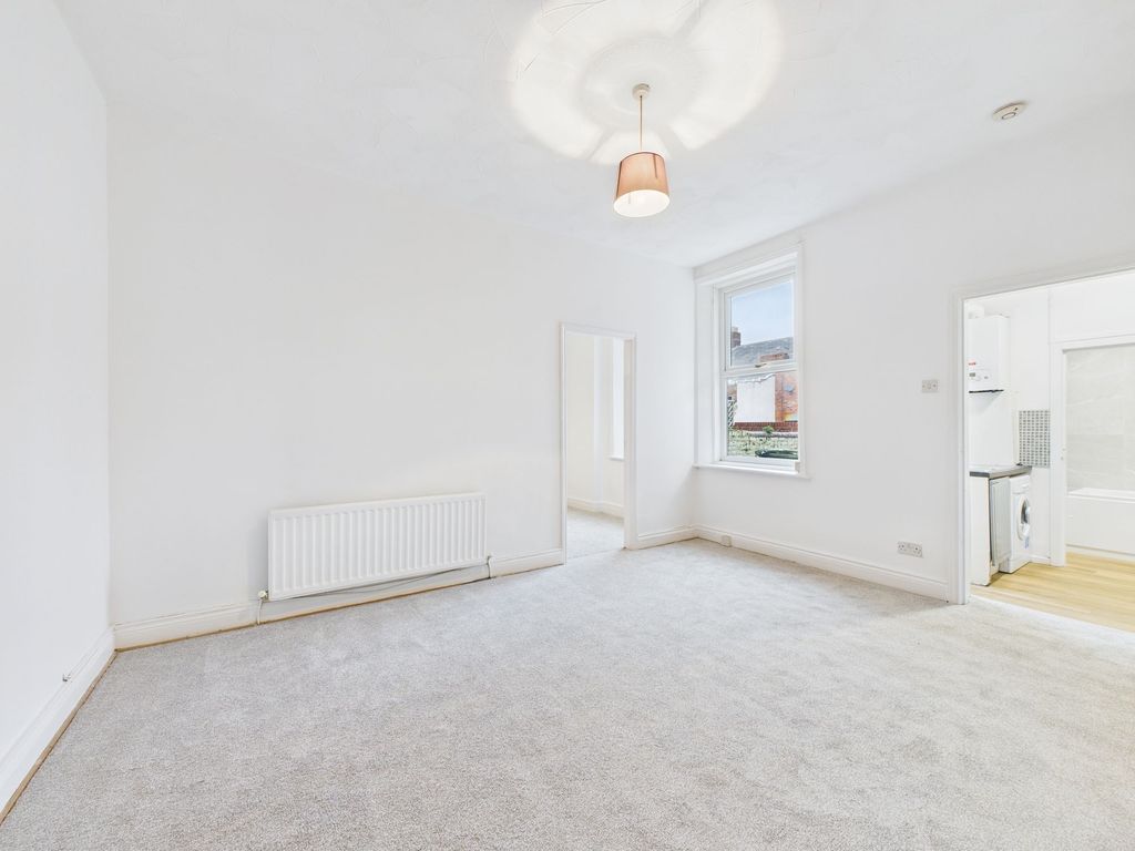 Property photo 3 of 6 Lounge