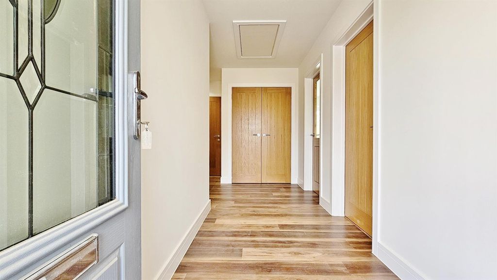 Property photo 3 of 20 Entrance Hall