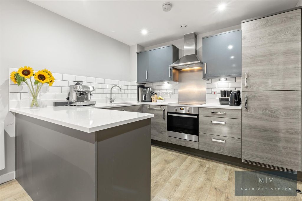Property photo 2 of 15 Flat 2, 28, Normanton Road MV-8.Jpg