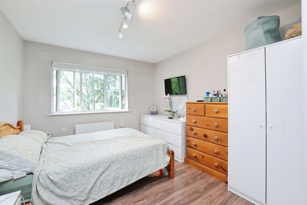 2 bed flat for saleWaterside, Chesham HP5 photo 5