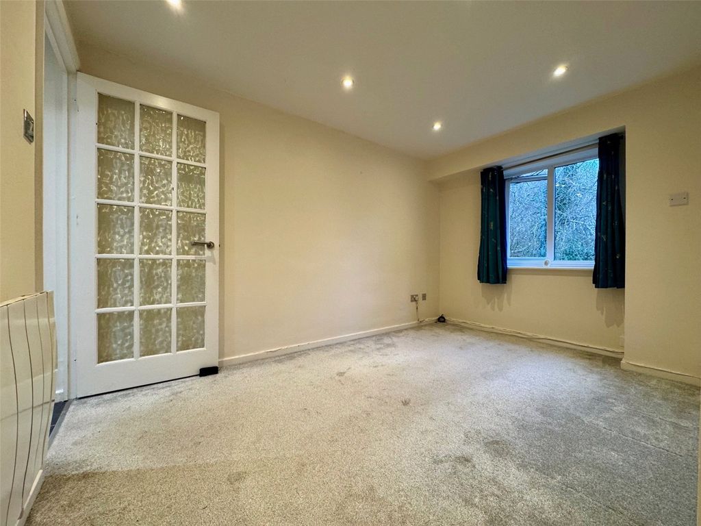 Property photo 3 of 7 Lounge