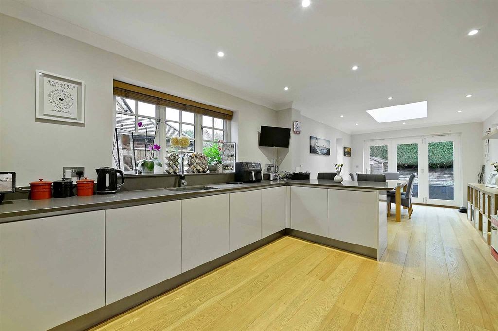 Property photo 3 of 20 Kitchen