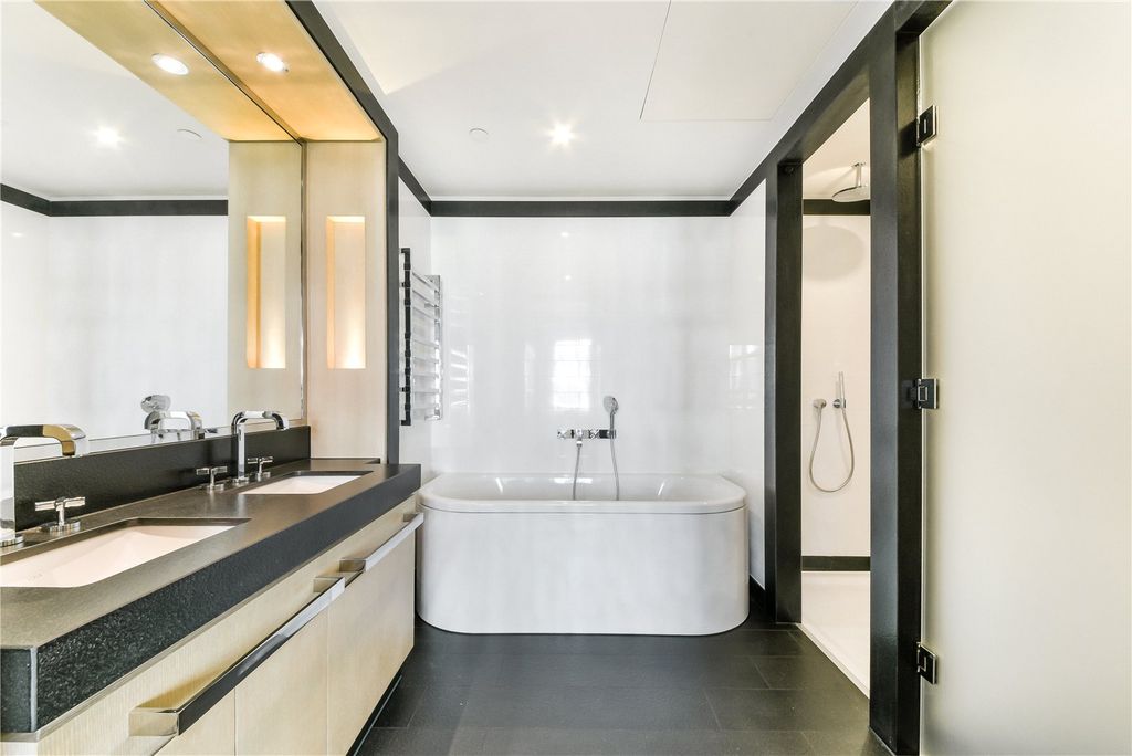 Property photo 3 of 9 Bathroom