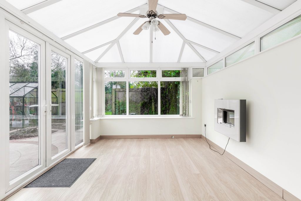 Property photo 2 of 18 9