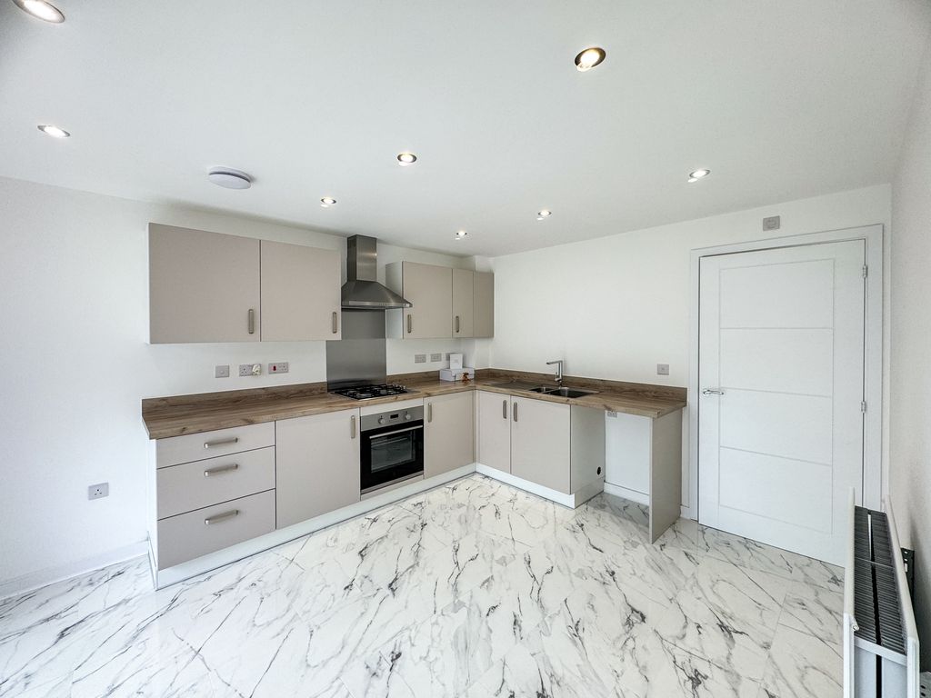 Property photo 3 of 11 Kitchen