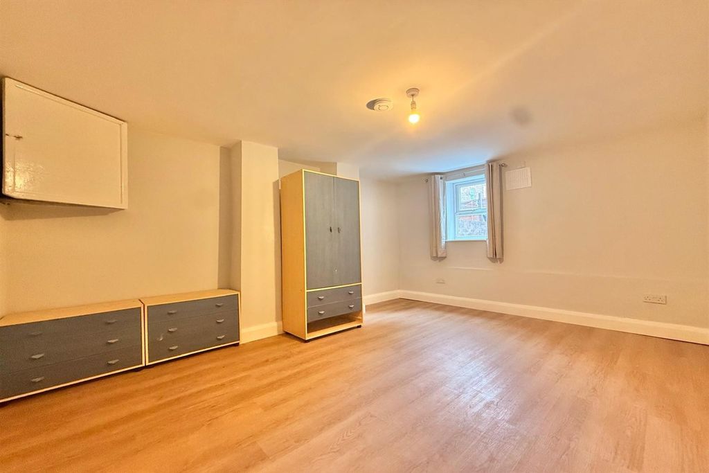 Property photo 1 of 7 (Main)