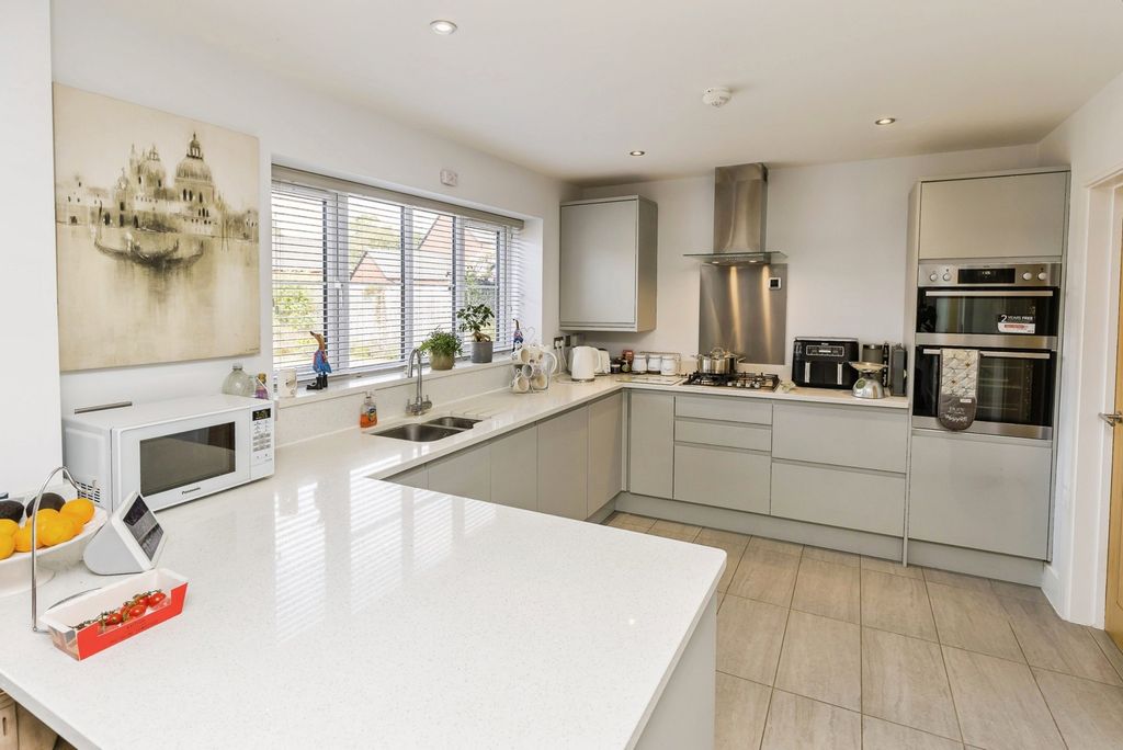 Property photo 3 of 31 Dining Kitchen