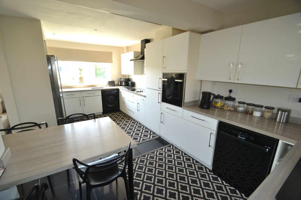 Property photo 3 of 17 Kitchen