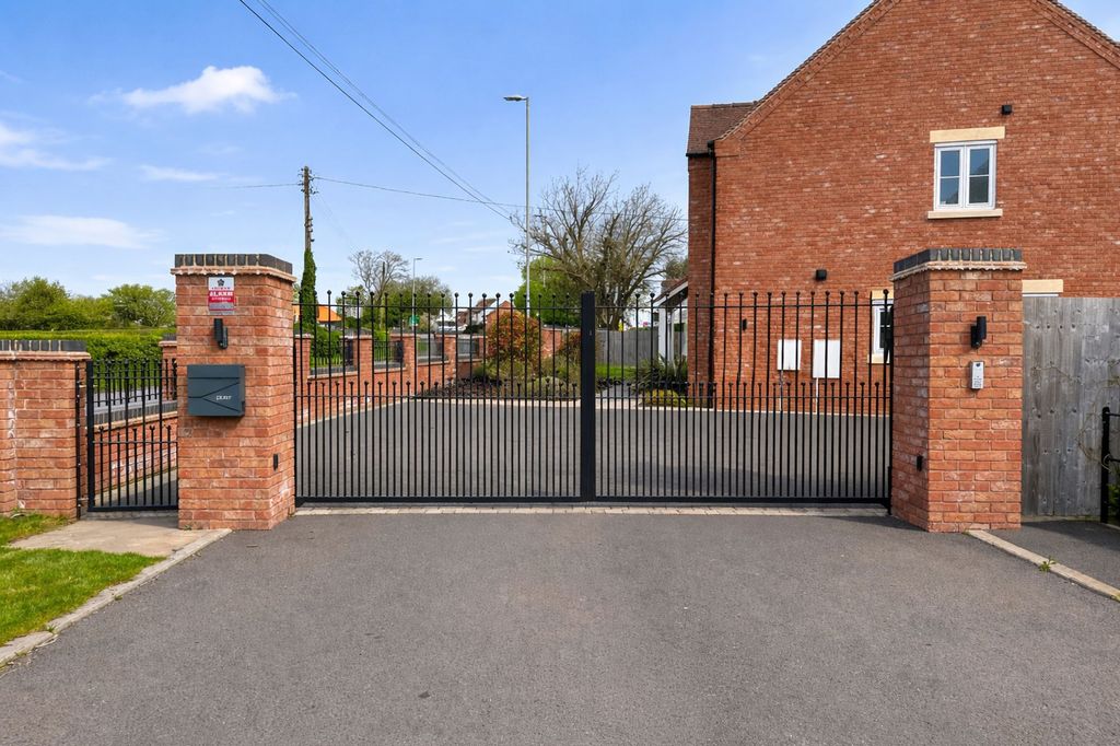 Property photo 2 of 31