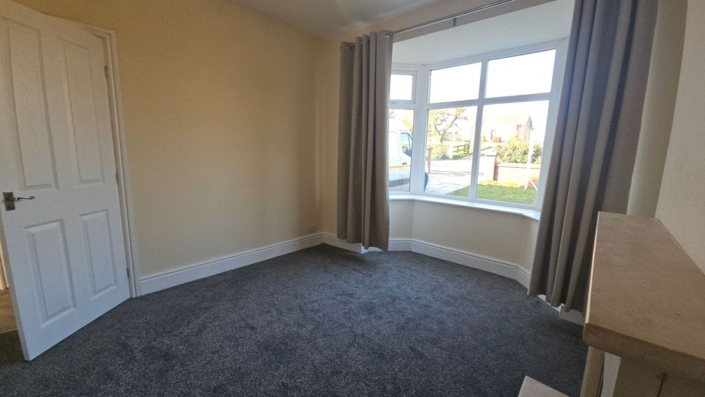 Property photo 3 of 19 Lounge