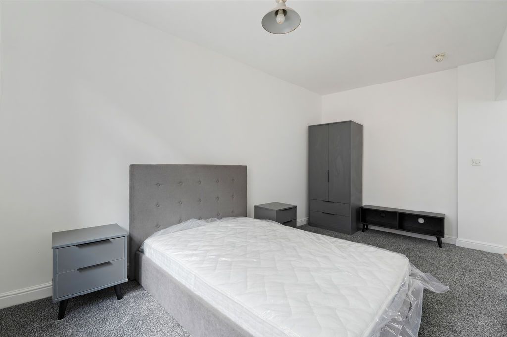 Property photo 2 of 18 Bedroom