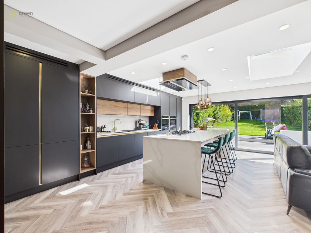 Property photo 3 of 29 Cam03830G0-Pr0221-Still014