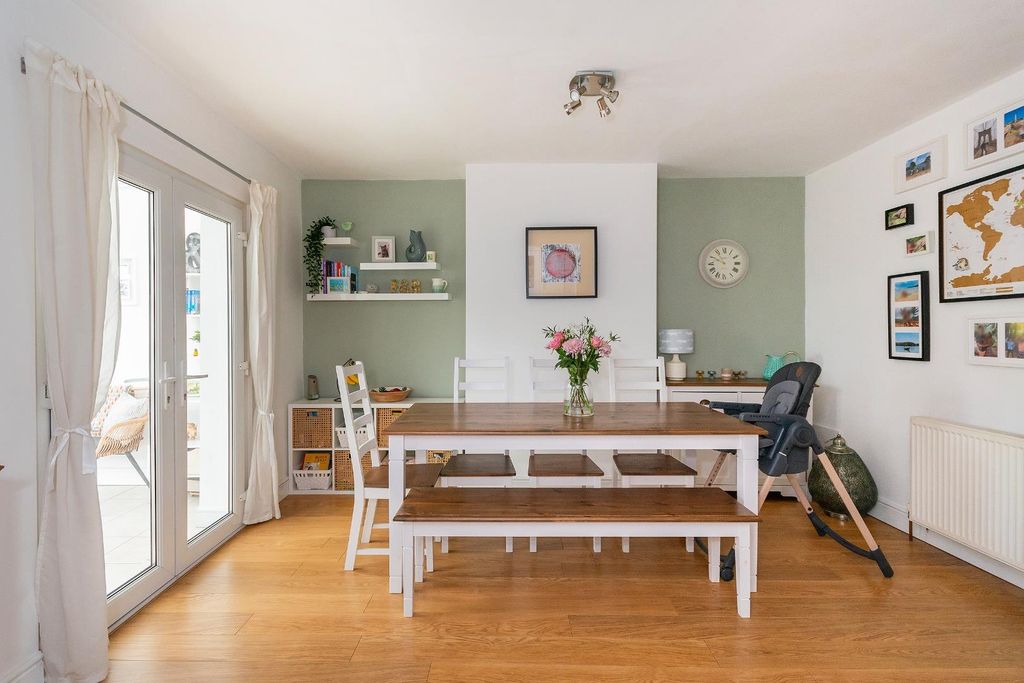 Property photo 3 of 26 8T5Rhd - Dining Room A.Jpg