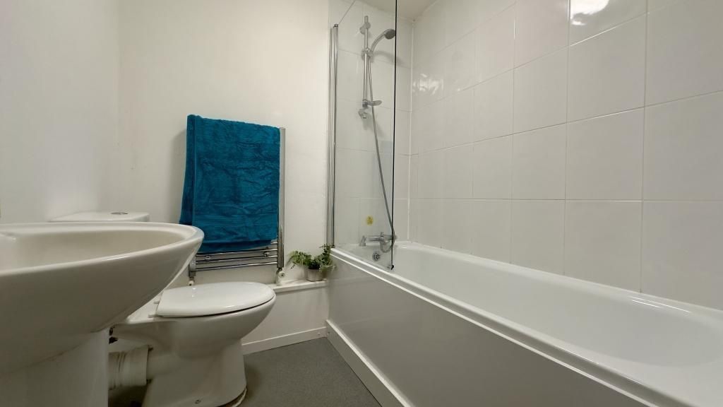 Property photo 2 of 6 A Clean And Functional Bathroom Featuring A Bathtu...