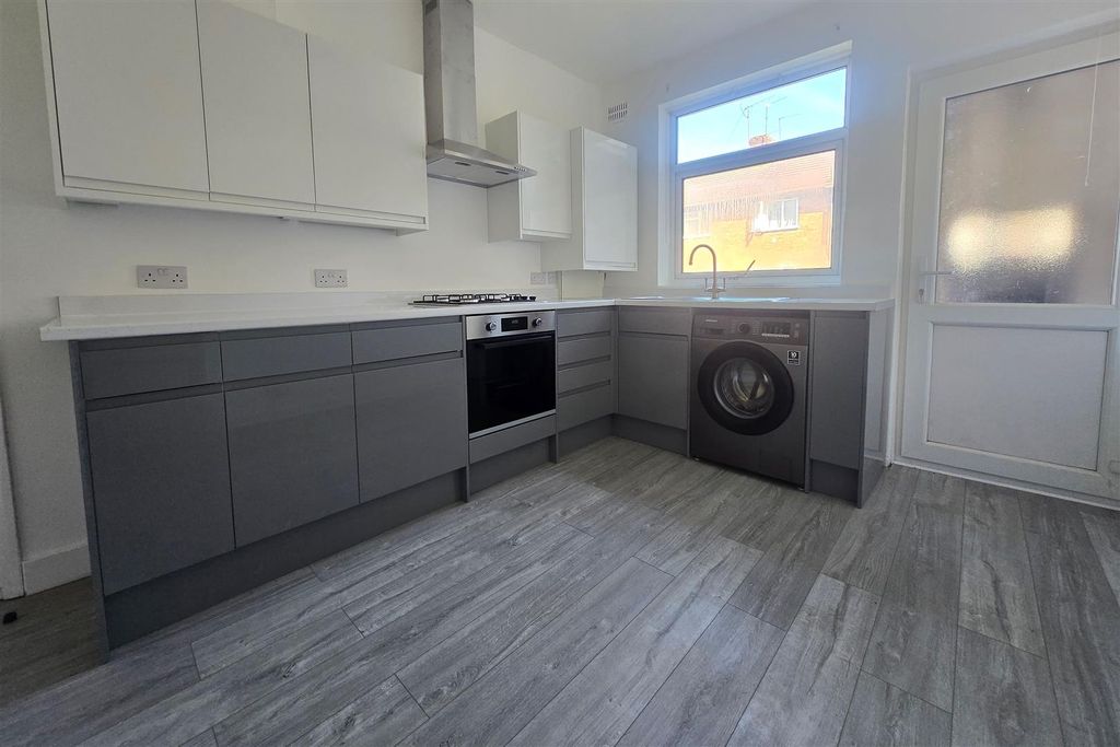 Property photo 2 of 8 Kitchen