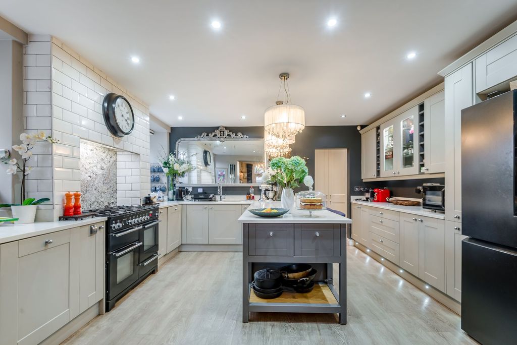 Property photo 3 of 41