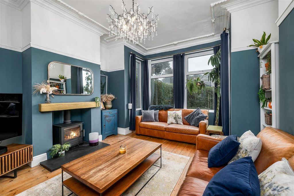 Property photo 2 of 20 Lounge