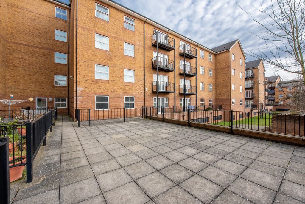 Property photo 1 of 7 2 Bedroom Apartment For Rent