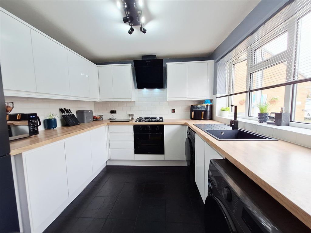 Property photo 3 of 16 Kitchen