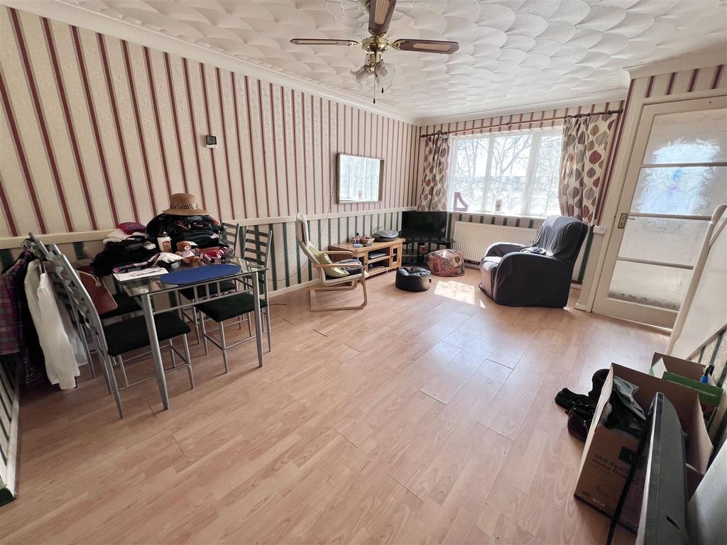 Property photo 3 of 20 Lounge