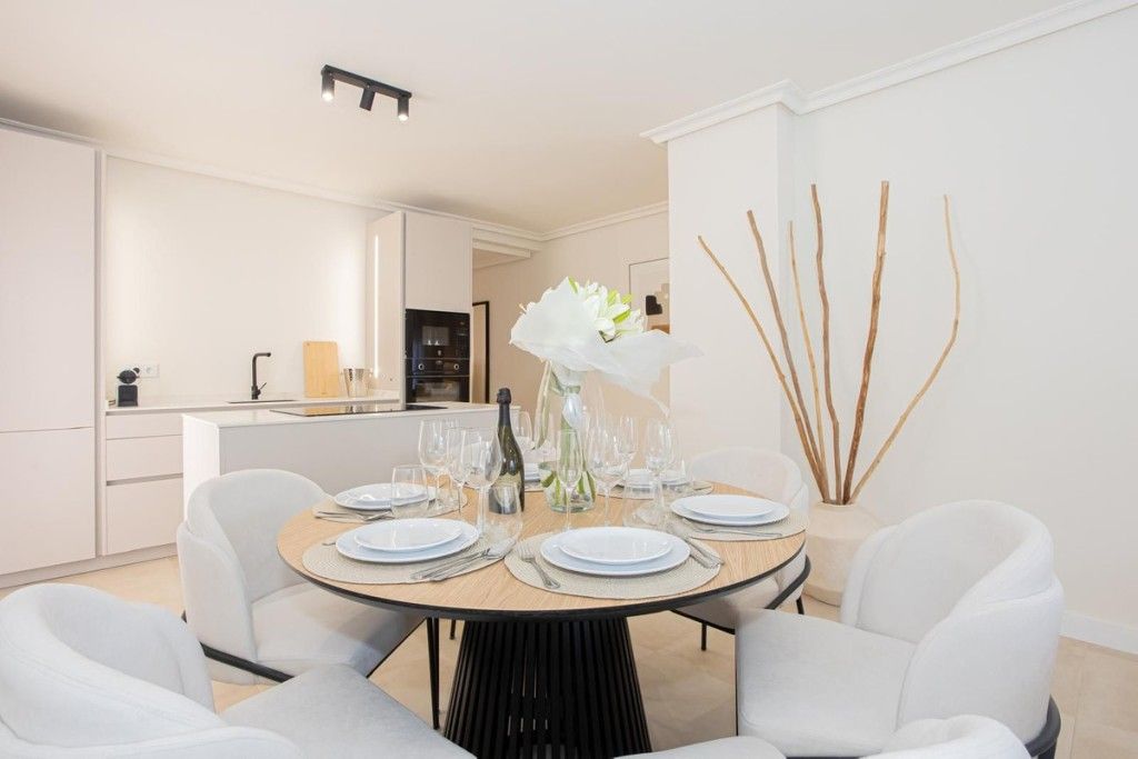 Property photo 3 of 18 Dining 2