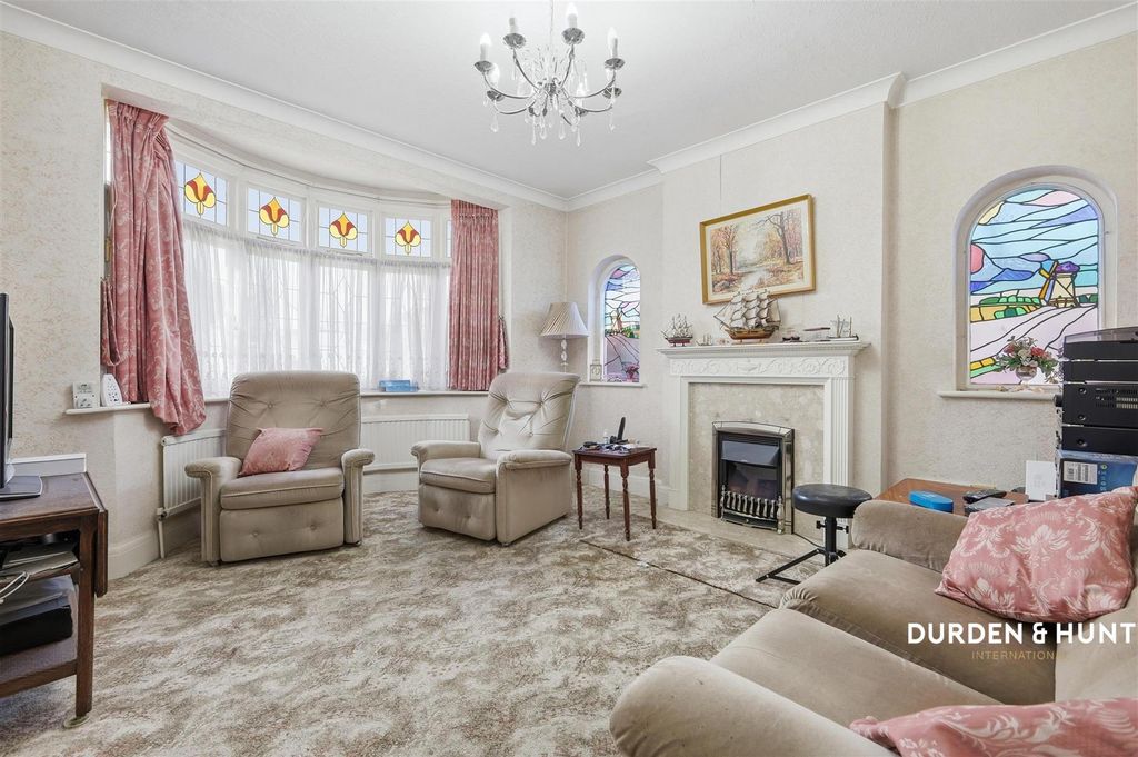 Property photo 2 of 16 Rushmere Avenue