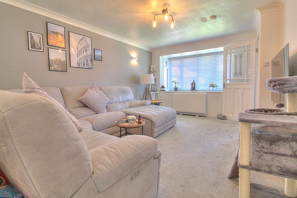 Property photo 3 of 16 Lounge