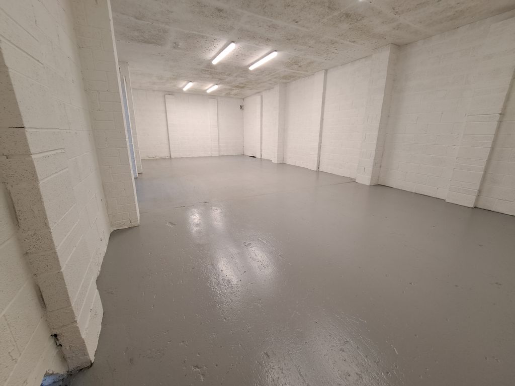 Property photo 2 of 4 An Empty Arch With White Lining And A WC Cubicle To The Front.