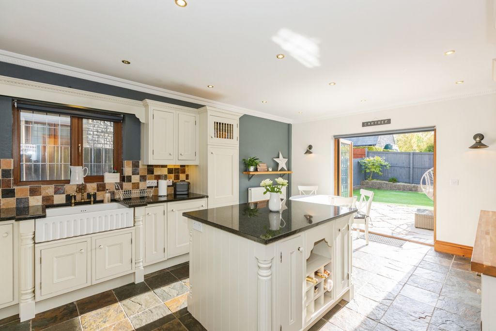 Property photo 3 of 15 Kitchen