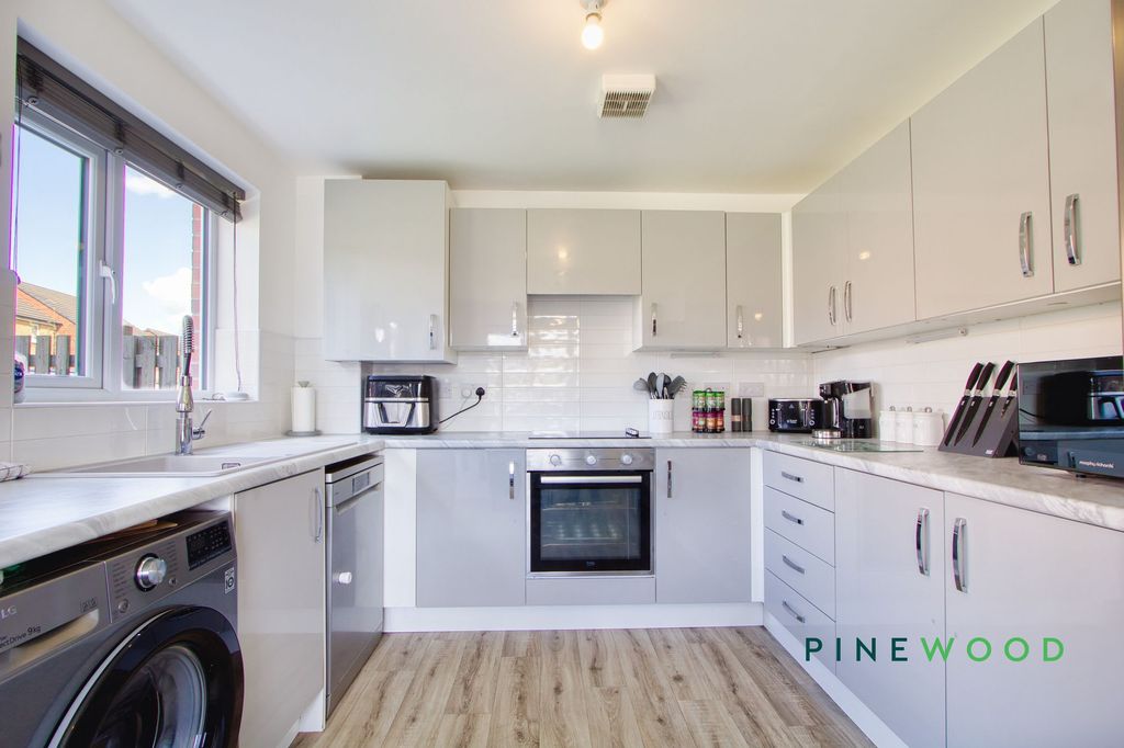 Property photo 2 of 21 Kitchen / Diner