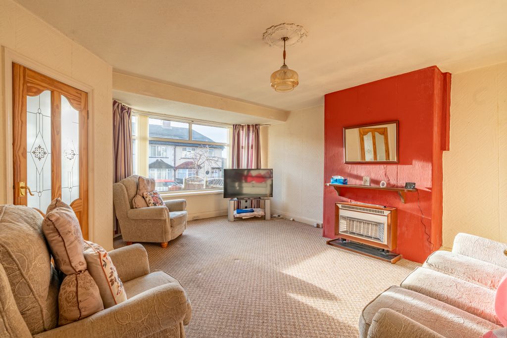 Property photo 2 of 17 Easterlycresent11