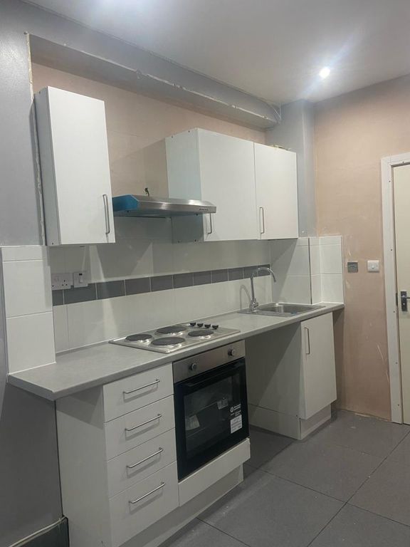Property photo 1 of 5 Self Contained Compact Studio Flat Close To Chadwel Heath Station-1100 Pcm