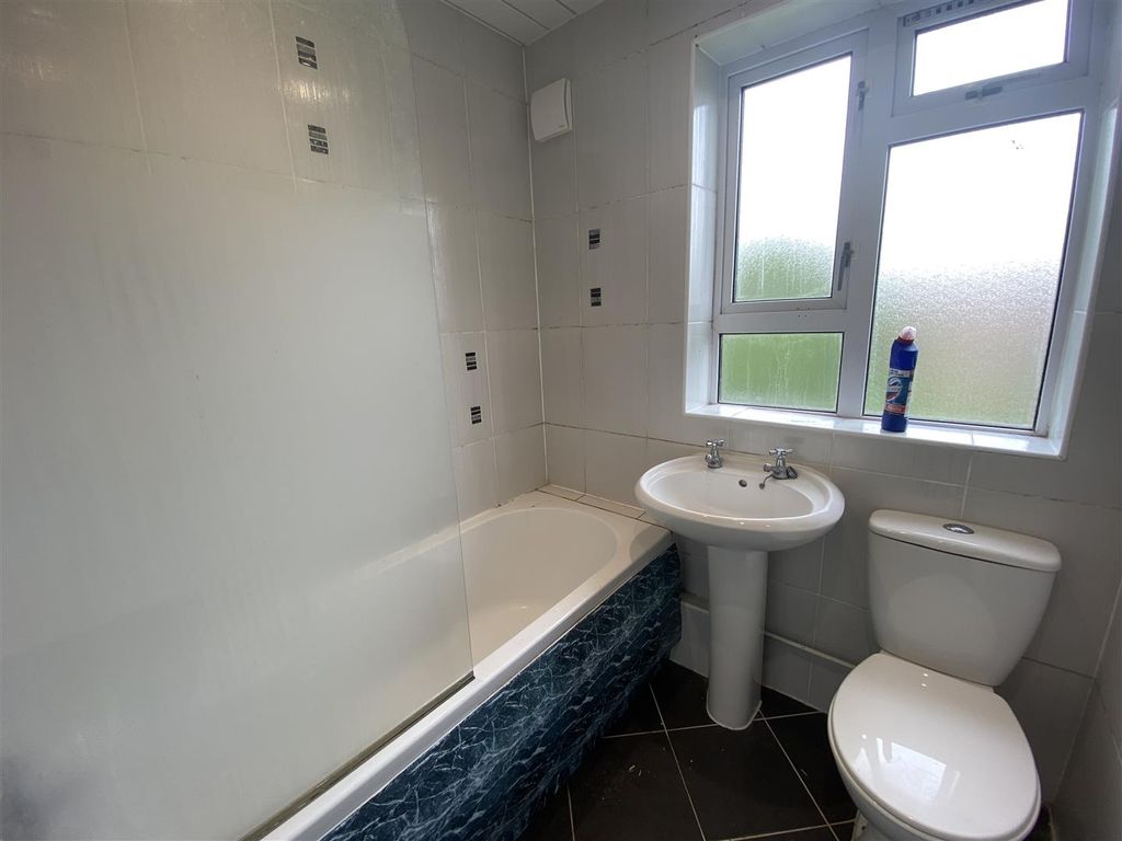 2 bed flat to rentLogie Crescent, Perth PH1 photo 4