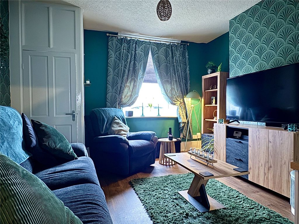 Property photo 3 of 12 Lounge