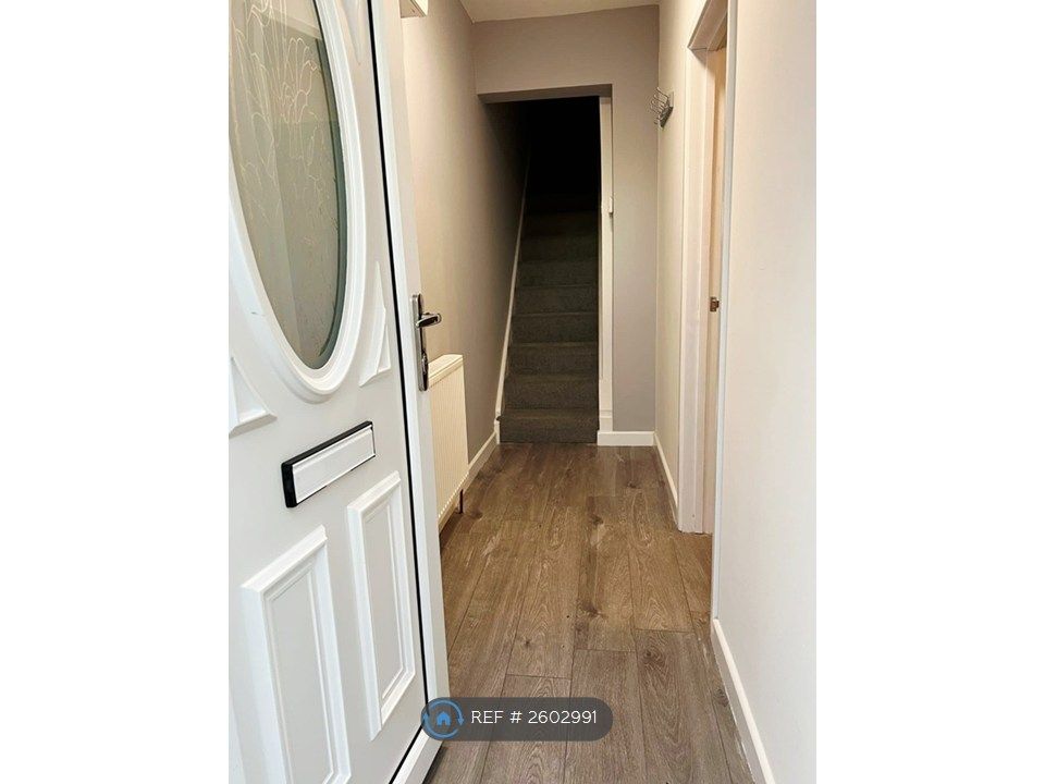 Property photo 2 of 12 Entrance Hall