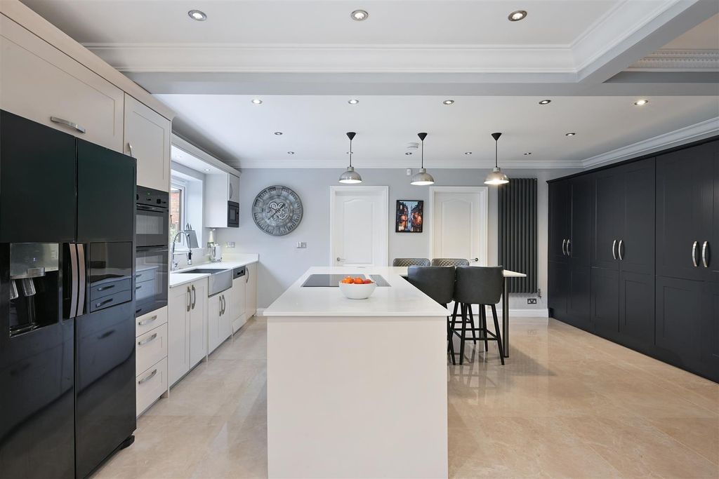 Property photo 2 of 32 Hemlock Close, 1 (14).Jpg