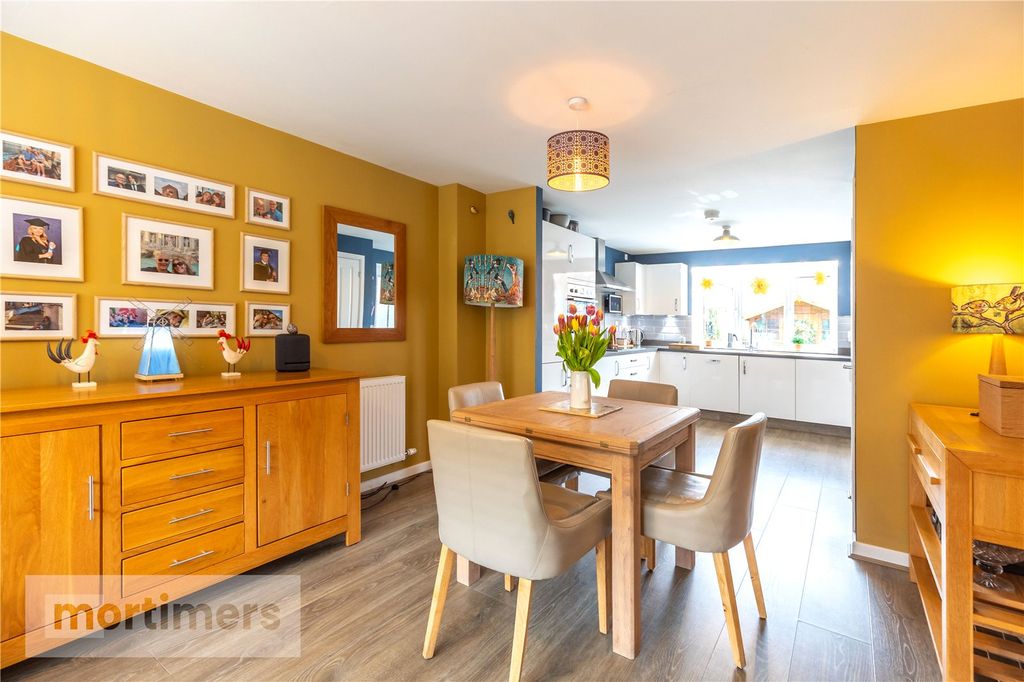 Property photo 2 of 21 Living Diningkitchen