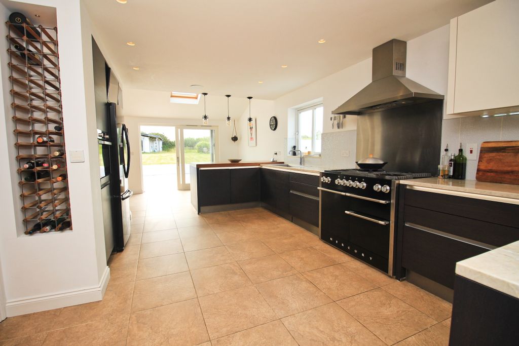 Property photo 3 of 25 Kitchen