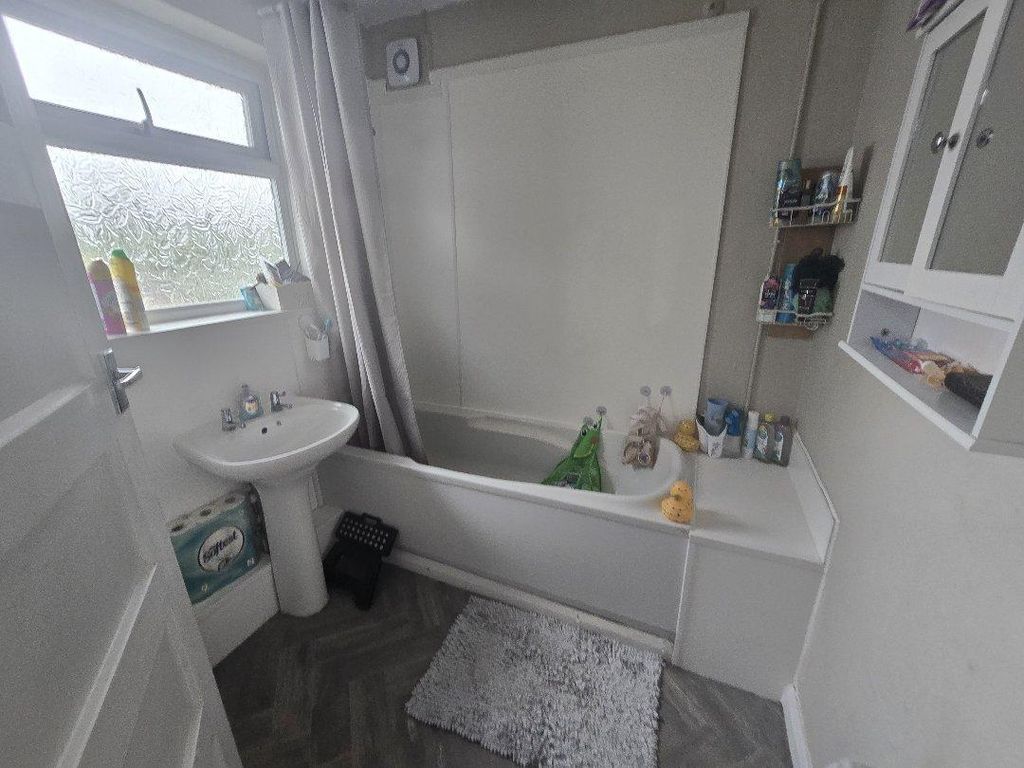 Property photo 3 of 8 Bathroom