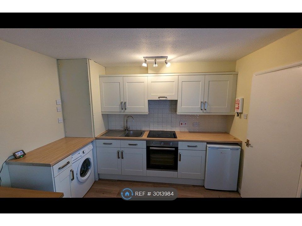 Property photo 3 of 9 Kitchen