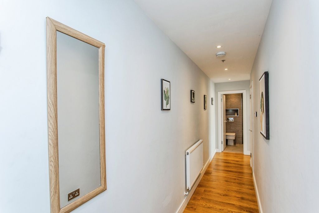 Property photo 2 of 17 Entrance Hall