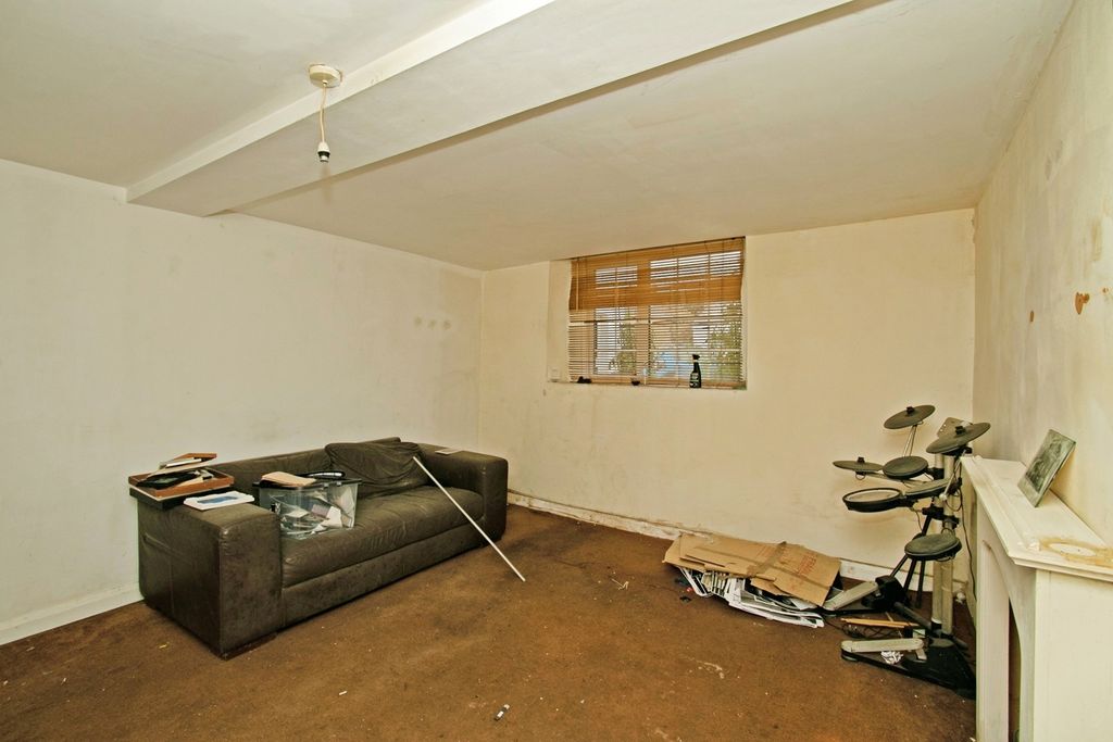Property photo 3 of 23 Lounge