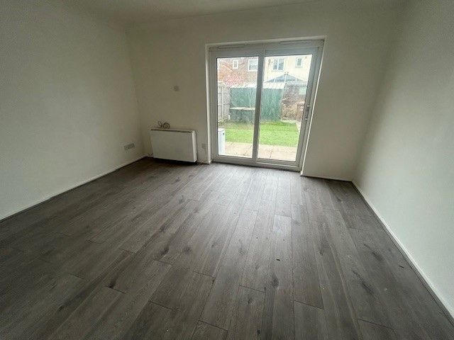 Property photo 3 of 7 Living Room