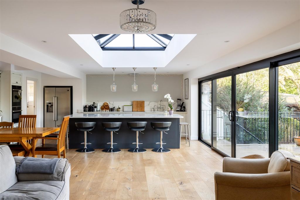 Property photo 2 of 28