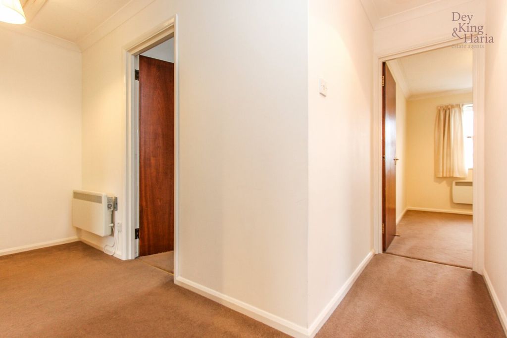 Property photo 3 of 9 Photo 04