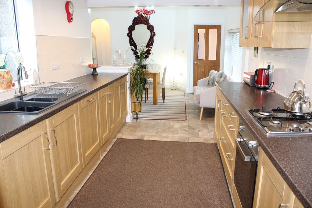 Property photo 3 of 14 Fitted Kitchen Picture 2