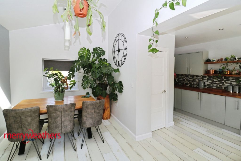 Property photo 3 of 18 Dining Kitchen
